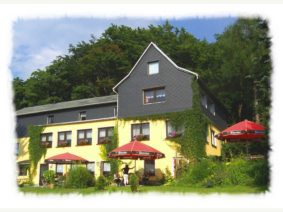 Talseite mit großer Wiese - Landhotel Seifert