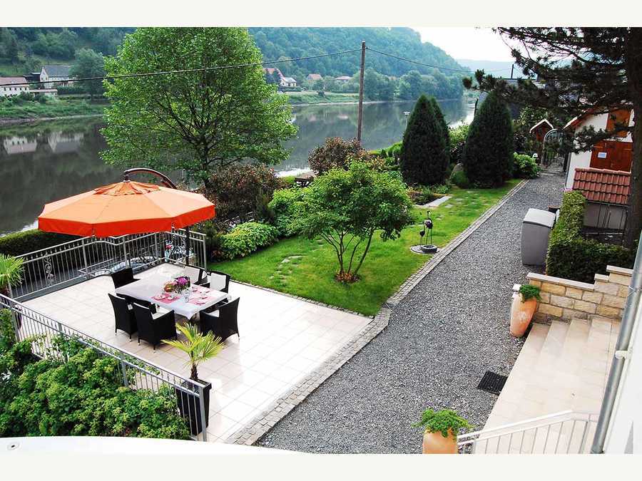Blick In Den Garten Und Auf Die Elbe Villa Romantica Pirna